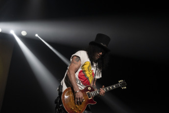 CABA, Argentina.- En la fotografía tomada el 9 de febrero de 2024 se muestra al músico británico Slash en su show en el Movistar Arena de Argentina. El recital lo dió junto a su banda 'Slash ft Myles Kennedy and The Conspirators'. El ex guitarrista de los Guns N' Roses también se presentará en el Cosquín Rock 2024.