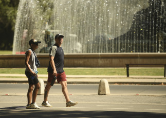 Mendoza, Argentina.- En las fotos tomadas el 2 de febrero del 2024, muestra las calles de Mendoza en medio de la ola de calor que atraviesa el país. Mendoza, San Juan y San Luis atraviesan la mayor cantidad de días con altas temperaturas desde que hay registros, con temperaturas que alcanzan los 42°C. En Mendoza, se registran constantes cortes de luz en la zona metropolitana por la baja tensión ante la alta demanda de consumo eléctrico.