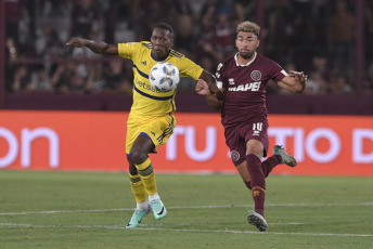 Buenos Aires, Argentina.- En las fotos tomadas el 18 de febrero del 2024, durante el partido Boca vs. Lanús, por el Grupo B de la Copa de la Liga en La Fortaleza. Lanús derrotó 2-1 a Boca Juniors y le arrebató el invicto de cara al Superclásico del próximo domingo en el Monumental. Con la derrota, Boca quedó séptimo en la Zona B y se las verá con River en el Monumental, en la fecha de clásicos de la Copa de la Liga.