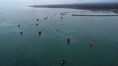 Chubut, Argentina.- In the photos taken on February 26, 2024, 52 boats from the fishing fleet claim Rawson in support of the governor of Chubut, Ignacio Torres, who launched a threat to the Nation for stopping the sending of funds of federal co-participation. The Patagonian province claims the illegal retention of $13.5 billion and threatens to cut off the supply of crude oil and gas.