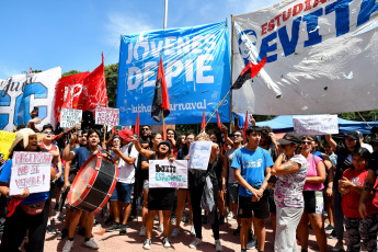 Buenos Aires, Argentina.- En las fotos tomadas el 22 de febrero del 2024, organizaciones sociales, movimientos estudiantiles y sindicatos, realizaron una manifestación frente al Ministerio de Educación Nacional (Plaza Pizzurno) en reclamo de kits escolares. Además lanzaron una gran campaña de solidaridad juntando útiles escolares y zapatillas, en todos los barrios, escuelas y facultades.