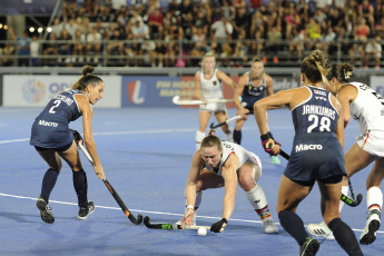 Santiago del Estero, Argentina.- En la foto tomada el 16 de febrero de 2024, en el Estadio Provincial de Hockey de la Ciudad de Santiago del Estero se enfrenta el seleccionado argentino femenino, Las Leonas, con su par de Alemania por una nueva fecha de la competencia. Las Leonas derrotaron a Alemania por 3 a 1, gracias a los tantos de María Campoy, a los 23 y Eugenia Trinchinetti, a los 33'. A los 49' Nike Lorenz descontó para las germanas y a tres del cierre, Agustiona Gorzelany puso cifras definitivas.