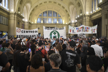 Buenos Aires, Argentina.- En la foto tomada el 20 de febrero de 2024, masiva protesta de trabajadores ferroviarios en la estación Constitución en la previa al paro de trenes previsto para este miércoles.