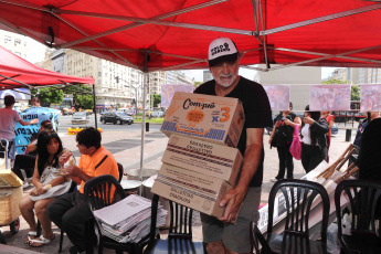 Buenos Aires, Argentina.- En las fotos tomadas el 27 de febrero del 2024, contra el cierre de los comedores populares, el movimiento piquetero realizó una jornada solidaria de donaciones de alimentos no perecederos y útiles escolares para entregar a quienes asisten a los comedores y merenderos que administra la organización social en distintos lugares del país.