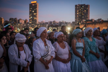 Mar del Plata, Argentina.- En las fotos tomadas el 4 de febrero del 2024, una multitud participa de la fiesta religiosa cultural y turística en la costa marplatense para homenajear a la mae Iemanjá y celebrar los 40 años de su realización en esta ciudad, además de los 25 consecutivos en la Playa Popular II. Como cada primer domingo de febrero y con una asistencia que se calcula en más de 15 mil personas, Mar del Plata fue escenario de la celebración que honra a la orixá africanista y rinde honor a la cultura y la Diversidad.