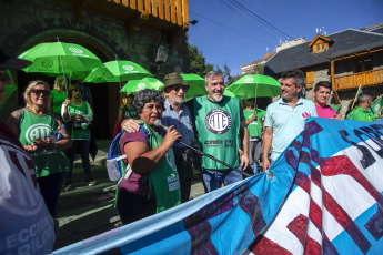 Río Negro, Argentina.- En las fotos tomadas el 14 de febrero del 2024, organizaciones sociales, gremiales y políticas inician la octava edición de la denominada Marcha por la Soberanía del Lago Escondido, ubicado en la provincia de Río Negro, en "defensa de la soberanía nacional" y en rechazo a la derogación de la ley de tierras.