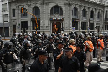 Buenos Aires, Argentina.- En las fotos tomadas el 8 de febrero del 2024, un grupo de manifestantes, pertenecientes a los movimientos sociales nucleados en la Unidad Piquetera (UP), se concentran en la Plaza Alsina de la localidad bonaerense de Avellaneda, con intenciones de llegar al Puente Pueyrredón, en reclamo de asistencia alimenticia para los comedores comunitarios.