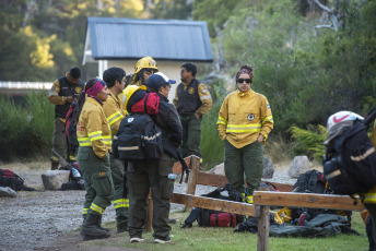 Patagonia, Argentina.- In the photos taken on February 16, 2024, the operation continued against the fire in Lake Nahuel Huapi. For the affected area, the technical team of the Nahuel Huapi National Park specified that the fire advanced within the perimeter, affecting 629 hectares.