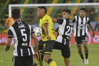 Buenos Aires, Argentina.- In the photos taken on February 20, 2024, during the match between Defensa y Justicia and Central Córdoba of Santiago del Estero for matchday 6 of the League Cup at the Albirrojo Stadium. The Falcon and the Railwayman made no difference in their meeting. Defensa y Justicia started with a goal from Dardo Miloc in the 19th minute of the first half, but then Luciano Herrera equalized the match in the 25th minute of the same stage.