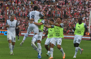 Córdoba, Argentina.- En las fotos tomadas el 18 de febrero del 2024, Instituto vs. Independiente, en la fecha 6 por la Copa de la Liga en el Monumental de Alta Córdoba. Independiente venció por 2-0 a Instituto. Fue Gabriel Neves quien inauguró el marcador al minuto 25 de la primera mitad. Más tarde, en el minuto 31 de la misma etapa, Lucas González aumentó la ventaja, asegurando la victoria de Independiente.