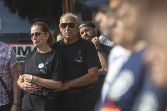 Buenos Aires, Argentina.- En las fotos tomadas el 5 de febrero del 2024, familiares y amigos de las víctimas del incendio de Iron Mountain recordaron a los "Héroes de Barracas" al cumplirse diez años de la trágica jornada en la que murieron ocho bomberos y dos rescatistas de Defensa Civil cuando combatían las llamas desatadas en el depósito de la empresa internacional.