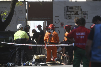 Buenos Aires, Argentina.- In the photos taken on February 8, 2024, they show the construction site that collapsed in Caballito, Buenos Aires. A woman died after the collapse, while she continued the search through the rubble for her partner. In addition, seven people were rescued by SAME and fire personnel, the City Police reported.