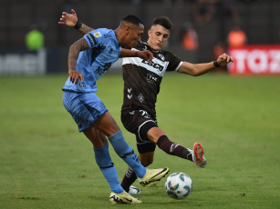 Buenos Aires, Argentina.- En las fotos tomadas el 15 de febrero del 2024, durante el partido entre Platense y Belgrano de Córdoba, en un partido válido por la quinta fecha de la Zona B de la Copa de la Liga Profesional en Vicente López. Platense y Belgrano igualaron 1 a 1. Así, el "Calamar" quedó en noveno puesto de la Zona B y el ‘Pirata’ en el penúltimo, sin conocer la victoria.