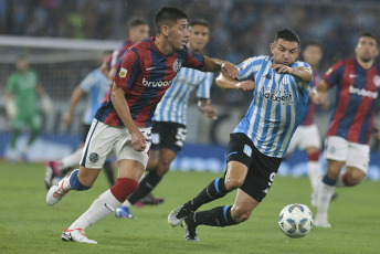 Avellaneda, Argentina.- La fotografía tomada el 9 de febrero de 2024 en el Estadio Racing Club muestra escenas del partido disputado entre el equipo local y San Lorenzo de Almagro. Adrián Martínez anotó tres goles para Racing, mientras que Mura anotó el único gol para San Lorenzo.