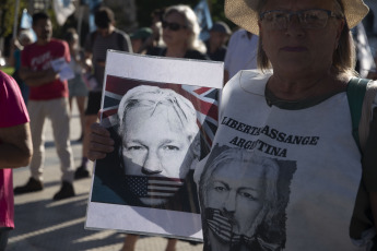 Buenos Aires, Argentina.- In the photos taken on February 20, 2024, a festival was held in the Plaza de Mayo in support of Julian Assange, who presented this Tuesday, at the High Court in London, what could be his last judicial appeal in the United Kingdom against his extradition to the United States, which accuses him of 18 crimes of espionage and computer piracy due to revelations on his WikiLeaks portal.