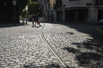 Buenos Aires, Argentina.- En las fotos tomadas el 6 de febrero del 2024, muestra las calles de Buenos Aires en medio de la ola de calor que atraviesa el país. Argentina está enfrentando una ola de calor intensa y persistente en gran parte de su territorio, siendo la zona más calurosa de América. Junto con Australia, Argentina lidera las zonas más calientes de todo el hemisferio sur con marcas térmicas extremas y persistentes.