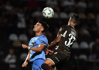 Buenos Aires, Argentina.- En las fotos tomadas el 15 de febrero del 2024, durante el partido entre Platense y Belgrano de Córdoba, en un partido válido por la quinta fecha de la Zona B de la Copa de la Liga Profesional en Vicente López. Platense y Belgrano igualaron 1 a 1. Así, el "Calamar" quedó en noveno puesto de la Zona B y el ‘Pirata’ en el penúltimo, sin conocer la victoria.