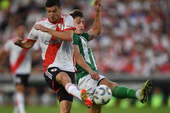 Buenos Aires, Argentina.- En las fotos tomadas el 18 de febrero del 2024, durante el partido River vs. Banfield, por el Grupo B de la Copa de la Liga en el Monumental. River y Banfield igualaron 1 a 1. Braian Galván y Pablo Solari marcaron los goles del encuentro.