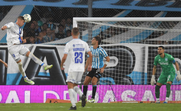 Buenos Aires, Argentina.- En la fotografía tomada el 17 de febrero de 2024 se muestran escenas del partido disputado en el Estadio Presidente Perón, en Avellaneda. Godoy Cruz le ganó 2 a 0 a Racing en la sexta fecha de la Copa de la Liga. Badaloni se convirtió en cuatro minutos dos goles de cabeza.