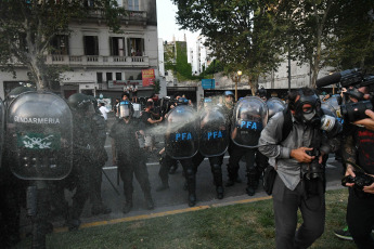 Buenos Aires, Argentina.- En las fotos tomadas el 1 de febrero del 2024, nuevos enfrentamientos entre policías y manifestantes se produjeron a las afueras del Congreso durante el debate en la Cámara de Diputados de la denominada ley Bases, lo que llevó a legisladores del kirchnerismo y la izquierda a presentar una moción para suspender la sesión, lo que fue rechazado por la mayoría del cuerpo legislativo.