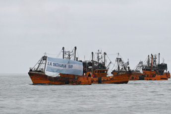 Chubut, Argentina.- In the photos taken on February 26, 2024, 52 boats from the fishing fleet claim Rawson in support of the governor of Chubut, Ignacio Torres, who launched a threat to the Nation for stopping the sending of funds of federal co-participation. The Patagonian province claims the illegal retention of $13.5 billion and threatens to cut off the supply of crude oil and gas.