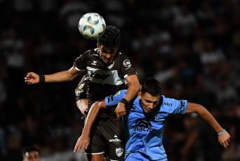 Buenos Aires, Argentina.- En las fotos tomadas el 15 de febrero del 2024, durante el partido entre Platense y Belgrano de Córdoba, en un partido válido por la quinta fecha de la Zona B de la Copa de la Liga Profesional en Vicente López. Platense y Belgrano igualaron 1 a 1. Así, el "Calamar" quedó en noveno puesto de la Zona B y el ‘Pirata’ en el penúltimo, sin conocer la victoria.