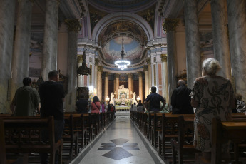 Buenos Aires, Argentina.- En las fotos tomadas el 9 de febrero del 2024, durante la misa celebrada en la Basílica de La Piedad, por Monseñor Rubén Frassia y el parroco Raúl Laurenzena. La canonización de Mama Antula, se llevará a cabo el domingo el papa Francisco en la basílica de San Pedro transformándola en la primera santa de Argentina.