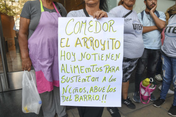 Buenos Aires, Argentina.- En las fotos tomadas el 5 de febrero del 2024, organizaciones sociales nucleadas en la Unión de Trabajadores y Trabajadoras de la Economía Popular (UTEP) realizaron una protesta denominada la "fila del hambre" para pedir asistencia alimentaria para los comedores comunitarios, en tanto el Gobierno pidió hacer el reclamo por los "canales oficiales".