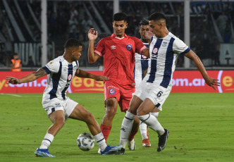 Buenos Aires, Argentina.- En las fotos tomadas el 15 de febrero del 2024, durante el partido entre Talleres de Córdoba y Argentinos Juniors, en un partido válido por la quinta fecha de la Zona B de la Copa de la Liga Profesional en el Estadio Mario Alberto Kempes. Talleres Córdoba venció por 2-1 a Argentinos Juniors como local. Para Talleres Córdoba los goles fueron marcados por Juan Rodríguez (a los 83 minutos) y Federico Girotti (a los 87 minutos). Para Argentinos Juniors el gol fue marcado por Leonardo Heredia (a los 29 minutos).