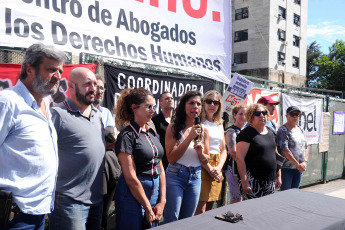 Buenos Aires, Argentina.- En las fotos tomadas el 21 de febrero del 2024, la Cámara Federal porteña declaró la incompetencia de ese fuero para tramitar la denuncia presentada contra la aplicación del llamado "protocolo antipiquetes" y resolvió que la causa se tramite en la justicia en lo Criminal ordinaria.