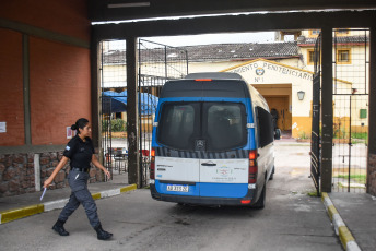 Jujuy, Argentina.- En las fotos tomadas el 26 de febrero del 2024, los dos hombres detenidos por replicar en redes sociales posteos de tono irónicos sobre el exgobernador de Jujuy Gerardo Morales y su esposa, recuperaron su libertad al dictarse el cese de la prisión preventiva que padecieron los últimos 60 días en un penal de la capital provincial, informaron fuentes judiciales.