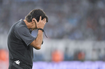 Buenos Aires, Argentina.- La fotografía tomada el 17 de febrero de 2024 muestra escenas del partido disputado en el Estadio Presidente Perón, de Avellaneda. Godoy Cruz venció 2-0 a Racing en la sexta jornada de la Copa de la Liga. Badaloni marcó dos goles de cabeza en cuatro minutos.