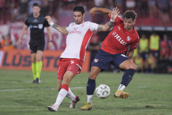 Buenos Aires, Argentina.- In the photos taken on February 8, 2024, during the match between Huracán and Independiente at the Tomás Adolfo Ducó stadium, for the fourth day of the Professional League Cup. Independiente drew 0-0 with Huracán. Independiente lost two points and is third in Zone A. While Huracán scored again after two defeats.