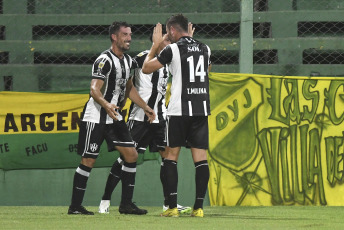 Buenos Aires, Argentina.- In the photos taken on February 20, 2024, during the match between Defensa y Justicia and Central Córdoba of Santiago del Estero for matchday 6 of the League Cup at the Albirrojo Stadium. The Falcon and the Railwayman made no difference in their meeting. Defensa y Justicia started with a goal from Dardo Miloc in the 19th minute of the first half, but then Luciano Herrera equalized the match in the 25th minute of the same stage.