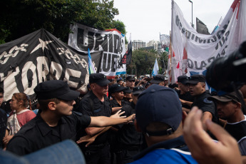 Buenos Aires, Argentina.- En las fotos tomadas el 23 de febrero del 2024, organizaciones sociales iniciaron una jornada nacional de protesta en reclamo de "alimentos". La nueva jornada de protesta, se realiza "con 500 cortes" de rutas en todo el país y en los accesos a la ciudad de Buenos Aires, para reclamar por asistencia alimentaria para comedores y merenderos comunitarios, entre otras demandas.