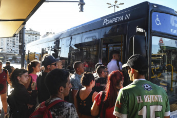 Buenos Aires, Argentina. - In the photos taken on February 21, 2024, delays and long lines of passengers are recorded at bus stops in Buenos Aires. The La Fraternidad union has been carrying out a 24-hour train strike since midnight tonight that affects the entire railway service, to demand "a salary recomposition" of what was lost due to the inflationary increase.