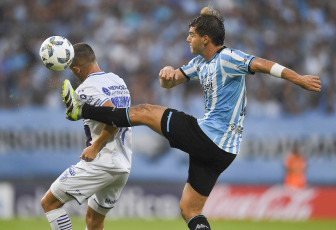 Buenos Aires, Argentina.- La fotografía tomada el 17 de febrero de 2024 muestra escenas del partido disputado en el Estadio Presidente Perón, de Avellaneda. Godoy Cruz venció 2-0 a Racing en la sexta jornada de la Copa de la Liga. Badaloni marcó dos goles de cabeza en cuatro minutos.