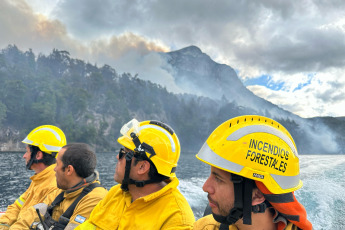 Patagonia, Argentina.- In the photos taken on February 20, 2024, firefighters fight forest fires in Nahuel Huapi Park. The Firefighters of the Argentine National Parks, said Monday, that the fires in Nahuel Huapi are close to being controlled and content, while in the allerces there were still active spotlights, with some 8,000 hectares of burned native forest, it was reported.