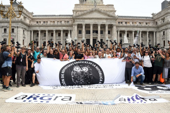 Buenos Aires, Argentina.- En las fotos tomadas el 6 de febrero del 2024, reporteros gráficos hicieron un "camarazo" frente al Congreso Nacional en repudio a la represión. Trabajadores de la Asociación de Reporterxs Gráficxs de la República Argentina (Argra), del Sindicato de Prensa de Buenos Aires (Sipreba) y de la Federación Argentina de Trabajadores de Prensa (Fatpren) realizaron un camarazo frente al Congreso, en repudio a la represión policial que la ministra de Seguridad, Patricia Bullrich, desplegó la semana pasada durante el tratamiento de la Ley Ómnibus.