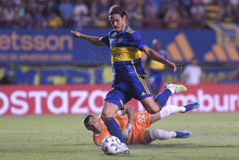 Buenos Aires, Argentina.- En las fotos tomadas el 1 de febrero del 2024, durante el partido entre Boca Juniors y Sarmiento de Junín en el Nuevo Gasómetro por la segunda fecha de la Zona B de la Copa de la Liga Profesional. Boca y Sarmiento no se sacaron diferencias en su encuentro. El primer tiempo comenzó de forma positiva para Boca Juniors, que aprovechó la oportunidad para inaugurar el marcador con Miguel Ángel Merentiel al minuto 8. Sarmiento puso la igualdad a través de un gol de José Mauri en el minuto 26 de la segunda mitad.