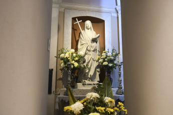 Buenos Aires, Argentina.- En las fotos tomadas el 9 de febrero del 2024, durante la misa celebrada en la Basílica de La Piedad, por Monseñor Rubén Frassia y el parroco Raúl Laurenzena. La canonización de Mama Antula, se llevará a cabo el domingo el papa Francisco en la basílica de San Pedro transformándola en la primera santa de Argentina.