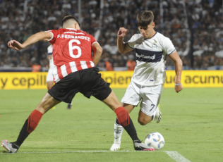 Buenos Aires, Argentina.- En la foto tomada el 25 de febrero de 2024, Gimnasia y Estudiantes iniciaron el clásico de La Plata con una intensidad muy notoria. El prematuro cruce que protagonizaron Pablo De Blasis y Zaid Romero fue una muestra de la carga emotiva que estaba instalada en el Bosque. Más allá de los roces habituales del derby que divide a la Ciudad de las Diagonales, en el Juan Carmelo Zerillo también hubo tiempo para enormes muestras de talento.