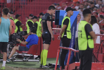 Buenos Aires, Argentina.- In the photos taken on February 8, 2024, during the match between Huracán and Independiente at the Tomás Adolfo Ducó stadium, for the fourth day of the Professional League Cup. Independiente drew 0-0 with Huracán. Independiente lost two points and is third in Zone A. While Huracán scored again after two defeats.