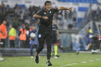 Avellaneda, Argentina.- La fotografía tomada el 9 de febrero de 2024 en el Estadio Racing Club muestra escenas del partido disputado entre el equipo local y San Lorenzo de Almagro. Adrián Martínez anotó tres goles para Racing, mientras que Mura anotó el único gol para San Lorenzo.