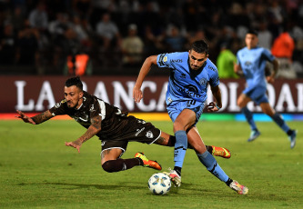 Buenos Aires, Argentina.- En las fotos tomadas el 15 de febrero del 2024, durante el partido entre Platense y Belgrano de Córdoba, en un partido válido por la quinta fecha de la Zona B de la Copa de la Liga Profesional en Vicente López. Platense y Belgrano igualaron 1 a 1. Así, el "Calamar" quedó en noveno puesto de la Zona B y el ‘Pirata’ en el penúltimo, sin conocer la victoria.