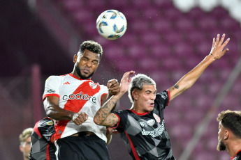 Buenos Aires, Argentina.- En las fotos tomadas el 31 de enero del 2024, durante el partido entre River Plate y Barracas Central, en un encuentro válido por la segunda fecha de la Liga Argentina en el estadio Claudio Chiqui Tapia. River Plate derrotó por dos goles a Barracas C. Fue Miguel Ángel Borja quien inauguró el marcador al minuto 25 de la segunda mitad. Más tarde, en el minuto 35 de la misma etapa, Agustín Ruberto aumentó la ventaja, asegurando la victoria de River Plate.