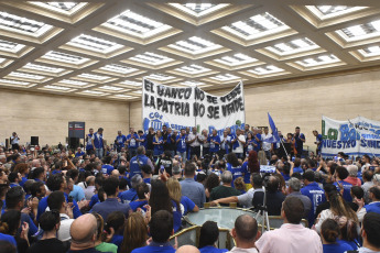 Buenos Aires, Argentina.- En las fotos tomadas el 20 de febrero del 2024, Bancarios y Corriente Federal de Trabajadores se manifestaron en rechazo a una eventual privatización del banco y emitieron un comunicado en el que expresaron que "la sociedad le dijo que no a la venta de las empresas públicas".