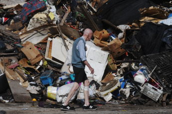 Buenos Aires, Argentina.- En las fotos tomadas el 29 de febrero del 2024, el Gobierno de la Ciudad de Buenos Aires realizó un operativo de desalojo en una de las entradas al Barrio Padre Carlos Mugica y de acceso a la terminal de ómnibus, que había sido ocupada ilegalmente hace cinco años para el funcionamiento de una feria informal y en la que se vendían artículos robados, entre otros productos.