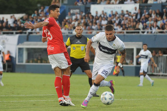 Buenos Aires, Argentina.- In the photos taken on February 13, 2024, during the match between Gimnasia and Esgrima La Plata and Huracán for the fifth date of the Zone A of the Professional Football League Cup at the Estadio Juan Carmelo Zerillo of La Plata. The 'Globo' (nickname of Huracán) was winning with a goal from Mazzantti but Gimnasia reacted and sealed a 3-1 thanks to Domínguez, Mammini and Colman.