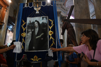 Buenos Aires, Argentina.- En las fotos tomadas el 11 de febrero del 2024, cientos de fieles participaron de una misa en la basílica de Nuestra Señora de la Piedad, ubicada en el barrio porteño de San Nicolás, en la que realizaron veneración de reliquias y una procesión con la imagen de María Antonia de San José de Paz y Figueroa, conocida como Mama Antula, quien fue convertida este domingo en la primera santa argentina.